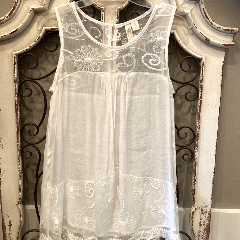Medium white lace tank